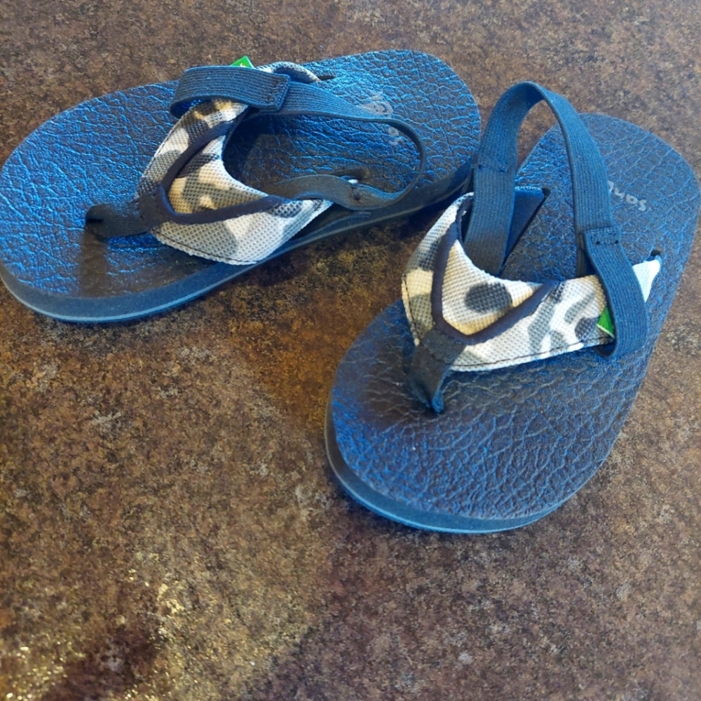 SANUK NWOT Toddler flip Flops Strappy Sandals size 8-9